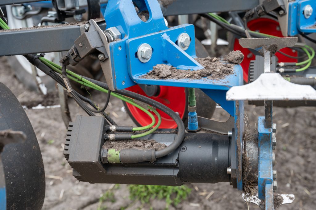 De rotors worden elektrisch aangestuurd en hangen in een parallellogram met automatische sensorgestuurde hoogteregeling.