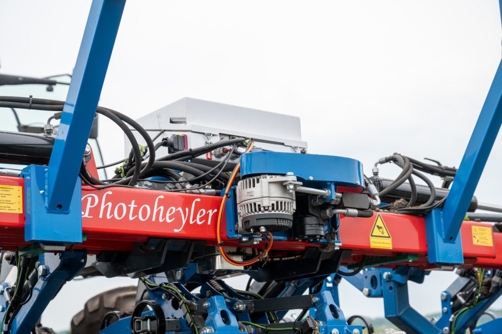 De Photoheyler-rotorschoffel heeft een hydraulisch aangedreven generator om de stroom (48 Volt) op te wekken waarmee de rotors worden aangedreven.