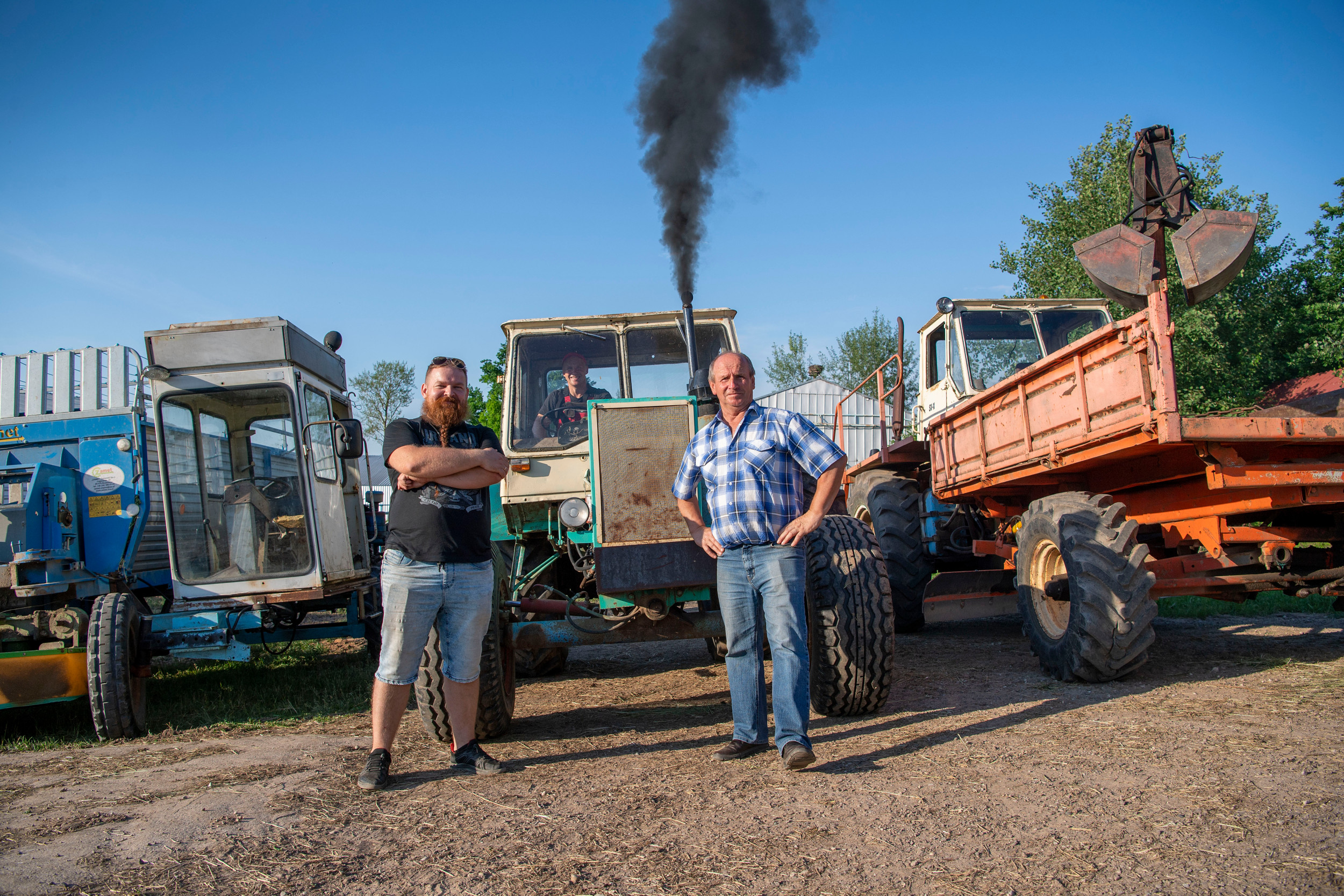 De Litouwse Jonas Chaladauskas (rechts), zijn zoon Andrius in het voertuig en links neef Donatas Stundzia. Geef sleutelaar Jonas een Zetor-motor, een Danfoss-hydrostaat en het liefst een cabine van een bietenrooier en hij kan er alles van bouwen. Een zelfrijdende spuit, een verreiker, een zelfrijdende maaier en nog veel meer. – Foto’s: Mark Pasveer