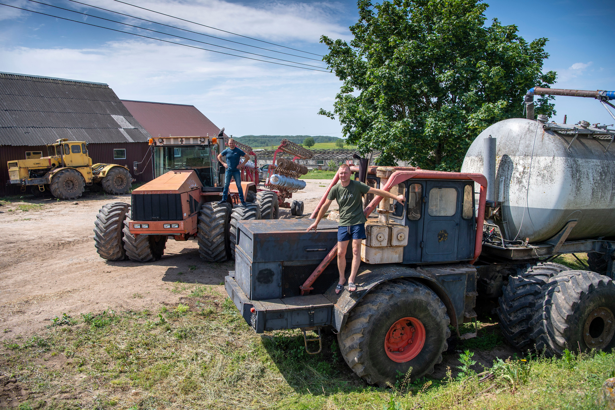 Een indrukwekkende entree op het bedrijf van de broers Zakarauskas in Litouwen. Drie oude Russische kniktrekkers staan bij de oprit geparkeerd. Ook al doen de broers het werk met drie moderne Case IH-trekkers, voor sommige klussen is oud-Russische techniek in hun ogen de beste en vooral de goedkoopste optie. – Foto’s: Mark Pasveer