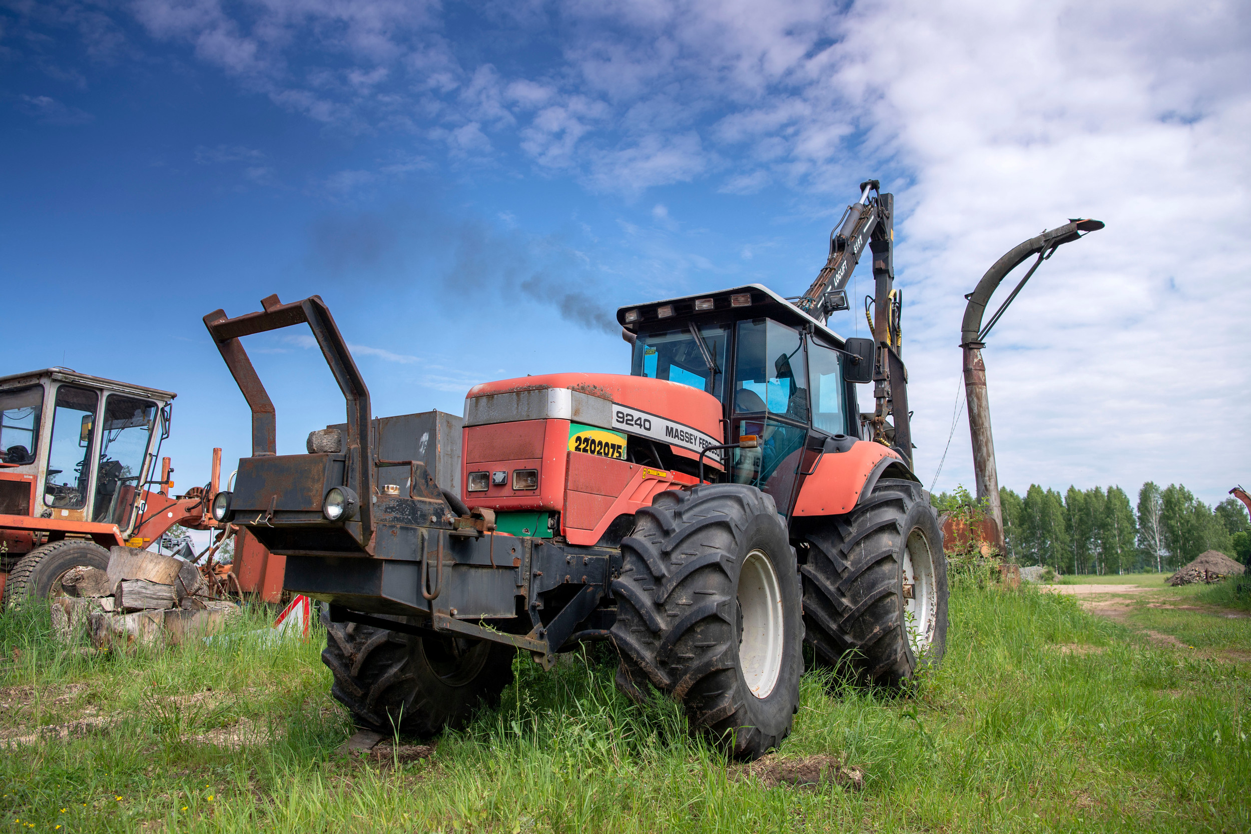 TREKKER ziet een klaasieke Massey Ferguson 9240 staan tijdens de TREKKER-roadtrip door de Baltische Staten. Wat doet deze Amerikaanse exoot met bosbouwkraan in Letland? – Foto’s: Mark Pasveer