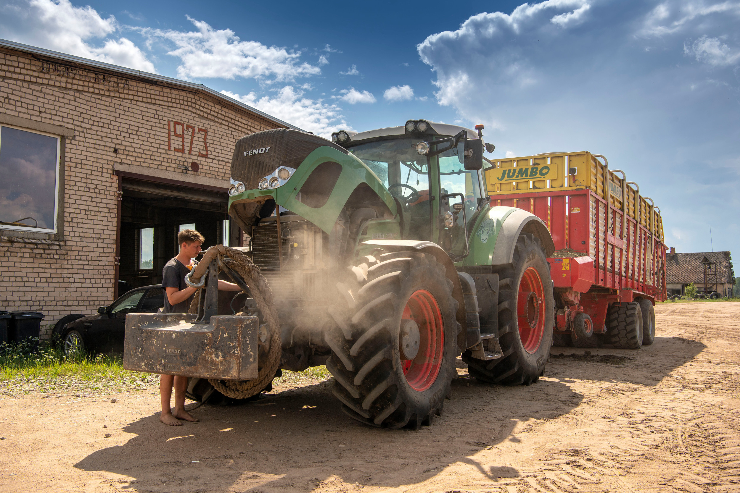 Een Fendt 930 met Jumbo-opraapwagen staat voor een gebouw dat herinnert aan de Sovjet-tijd. Drie jaar terug zijn de laatste Belarus-trekkers verkocht van de voormalige kolchoz. Alle machines die het huidige Upeskalma Komplekss gebruikt, zijn van westerse makelij. – Foto’s: Mark Pasveer