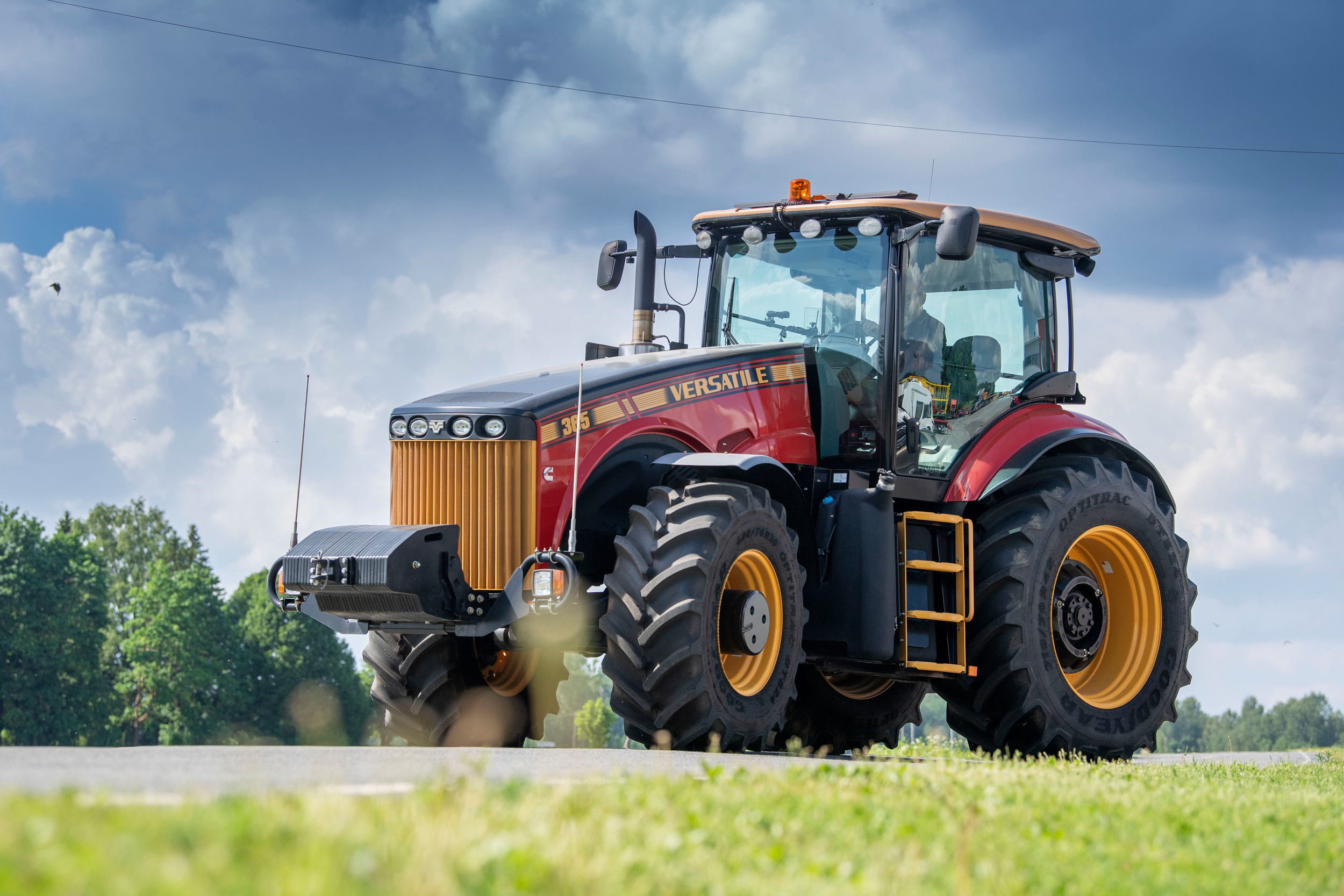 Deze 400 pk sterke Versatile 365-trekker staat te koop voor €160.250 bij minitrekker-specialist Flint Kaubandus in Estland. Deze Canadese exoot is een poging van eigenaar Jaan Sihv om naast de verkoop van compacttrekkers in het grote-trekkersegment te stappen. – Foto’s: Mark Pasveer