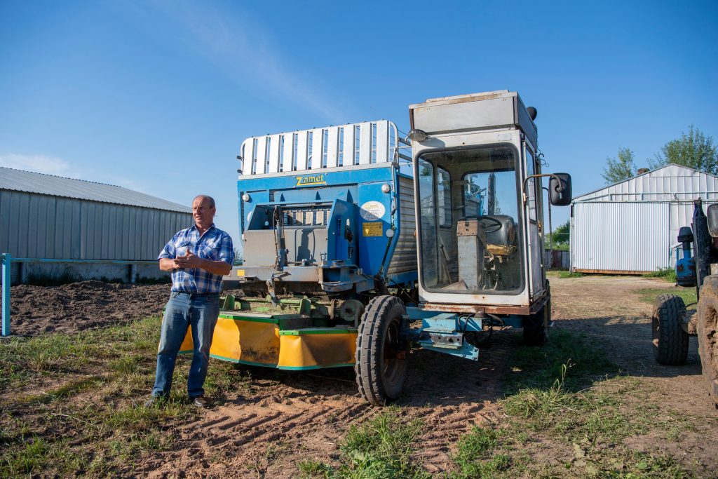 Jonas haalde dagelijks vers gras met een Ursus-trekker en Zamet-maaiwagen. Maar de knikdisselconstructie beviel hem niet vanwege de beperkte wendbaarheid. Hij maait juist vers gras op de minst vierkante en vlakke percelen. De sleutelaar bouwde daarom een zelfrijdende driewieler. Deze zelfrijdende maaiwagen rijdt zo’n 30 kilometer per uur en is een stuk wendbaarder dan een getrokken wagen, vertelt de Litouwer.