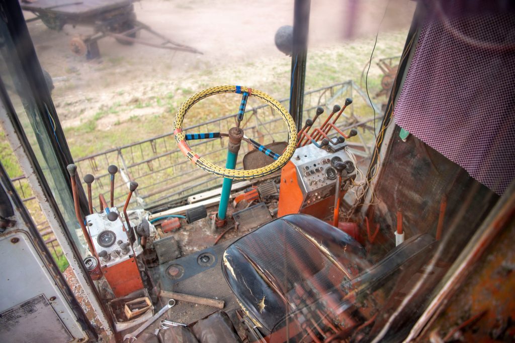 De maaidorsers zien er door het buiten overwinteren niet meer als nieuw uit, maar ze werken nog prima, stelt machineliefhebber Juris Mežals. Van binnen heeft hij ze een upgrade gegeven.