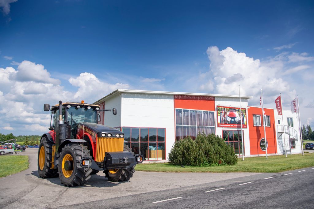 Jaan Sihv, eigenaar van Flint Kaubandus, hoopte met het merk Versatile een plekje te veroveren in de grotere pk-klassen. Dat wil echter niet vlotten; de trekker staat al bijna vier jaar te koop. Als deze verkocht is, komt er geen tweede, aldus Sihv.