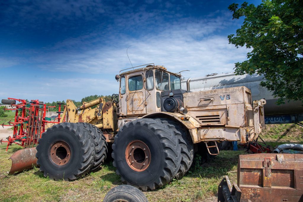 Saulius bouwde deze Kirovets-kniktrekker om tot wiellader, om de kuil mee vast te rijden. De machine staat op dubbellucht, weegt 17 ton en is voorzien van een omkeerinrichting.