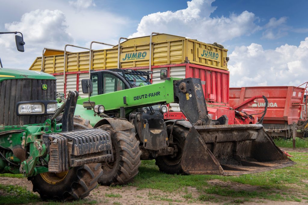 Een opvallende Deutz-Fahr-verreiker. Die komt tweedehands uit Polen, waar het niet verplicht is de machine te registreren. Het kostte nogal wat hoofdbrekens om ‘m in Letland alsnog te registreren.