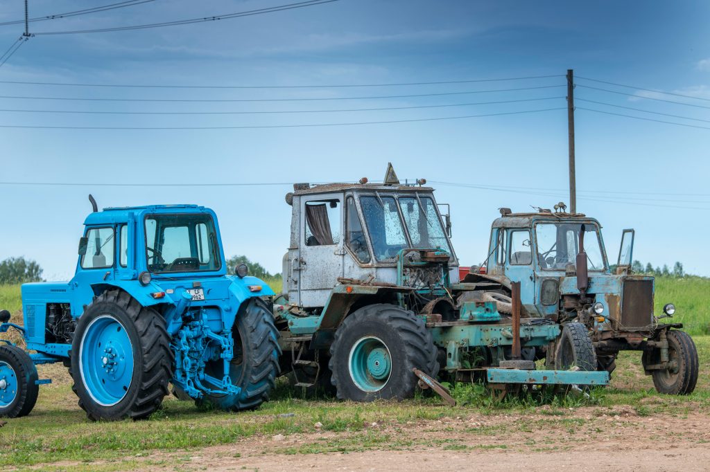 Links een MTZ 80 die Mežals heeft gerestaureerd. In het midden een Charkov T150 waarvan de motor momenteel in een andere trekker wordt gezet. En rechts staat nog een MTZ 80.