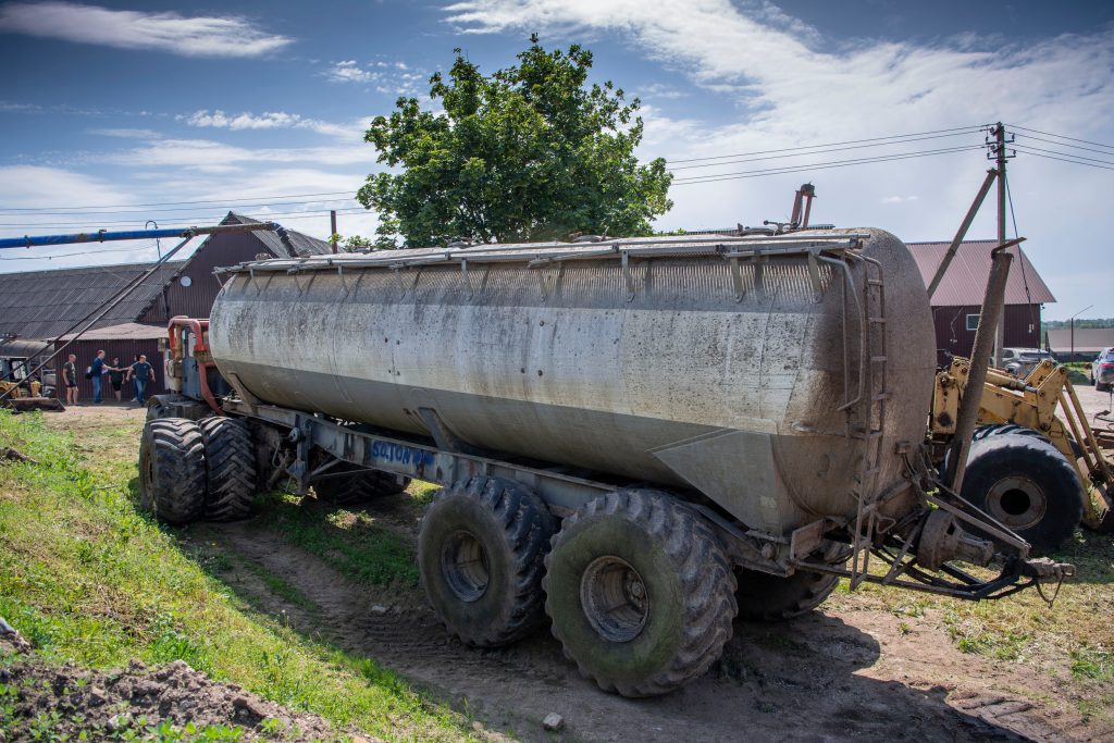 Een zwart geverfde Kirovets staat altijd paraat met deze omgebouwde mesttank. Het was een 50-tons vrachtwagen-kieptrailer, die eigenhandig is omgebouwd. Luchtgeremd en luchtgeveerd.