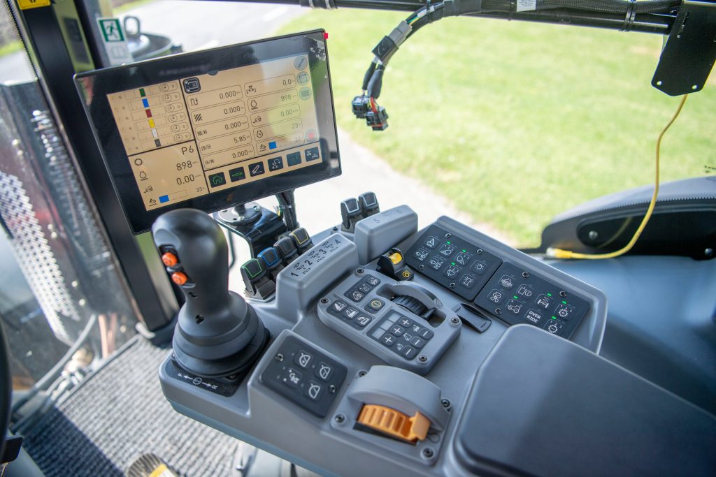 Bij het bestellen heeft Jaan Sihv gekozen voor de meest luxe cabine-uitvoering. Die is voorzien van een rijhendel met knoppen en een modern touchscreenbeeldscherm.