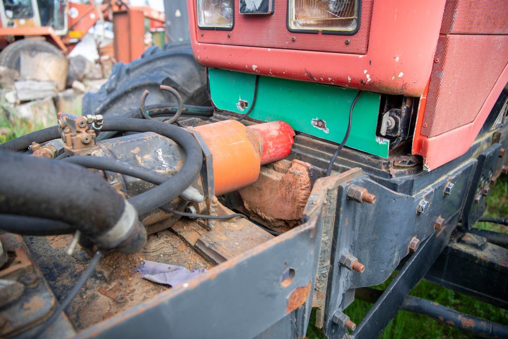 Aivars Dambitis heeft zelf een frontaftakas opgebouwd. Daarmee wordt een hydrauliekpomp aangedreven die olie naar de bosbouwkraan pompt.