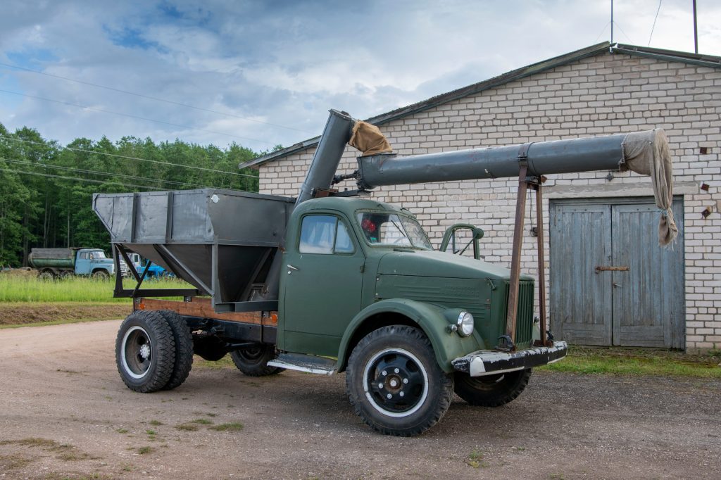 Dit project is helemaal klaar: de restauratie van een GAZ-vrachtwagen met overlaadwagen. Deze wordt gebruikt om graan en zaaizaad over te laden.