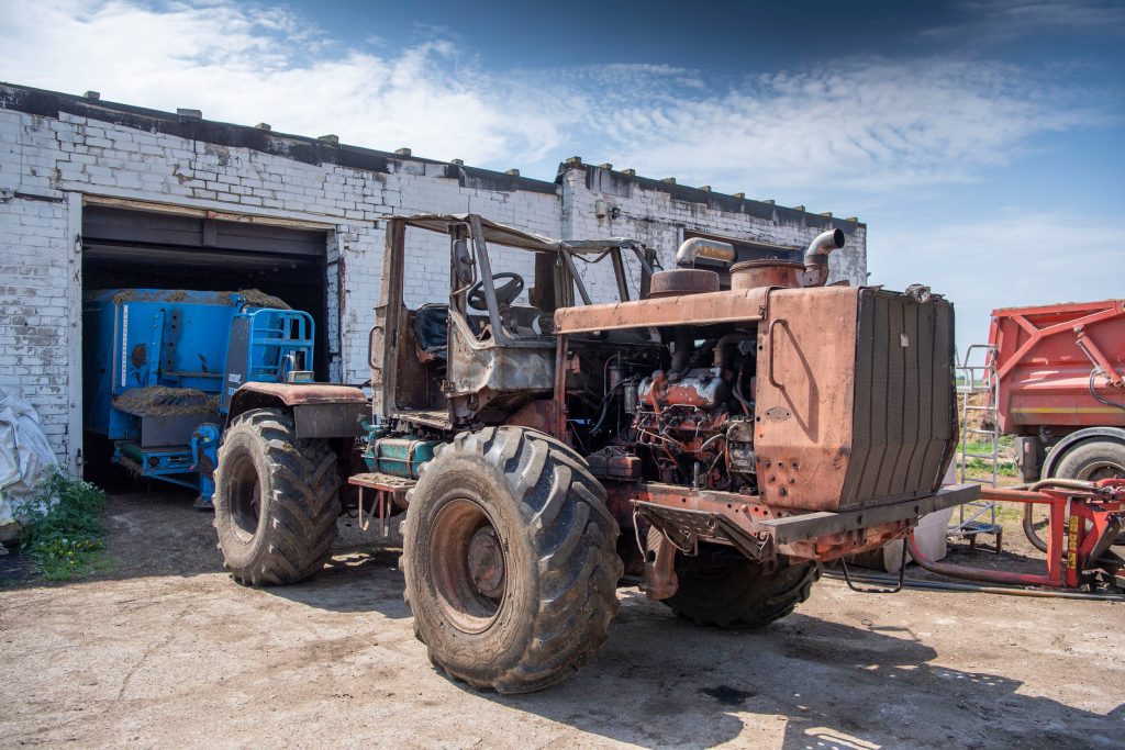 Dit is de voercombinatie: een Charkov T150-kniktrekker met erachter een recente Rino-mengwagen. Vanwege de lage staldeuren heeft Saulius de cabine eraf geslepen, en er een dakje voor teruggebouwd.