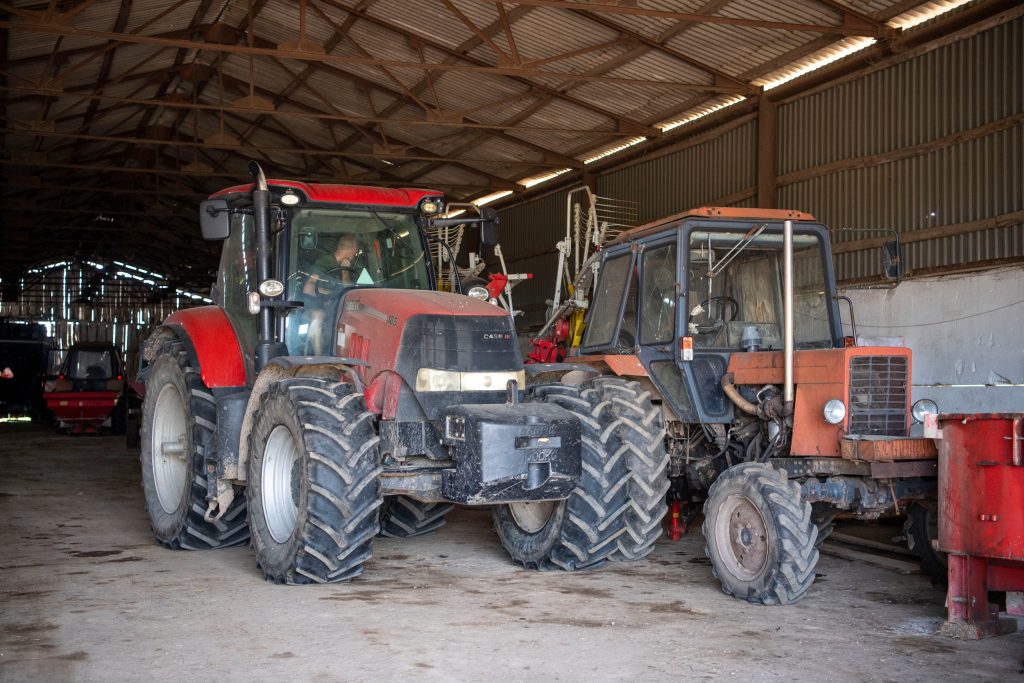 Voor het meeste werk gebruiken de broers Case IH Puma-trekkers (een 150, en twee 180’s), en ze overwegen te investeren in een nieuwe Claas. Ook zijn nog drie Belarus-trekkers in gebruik.