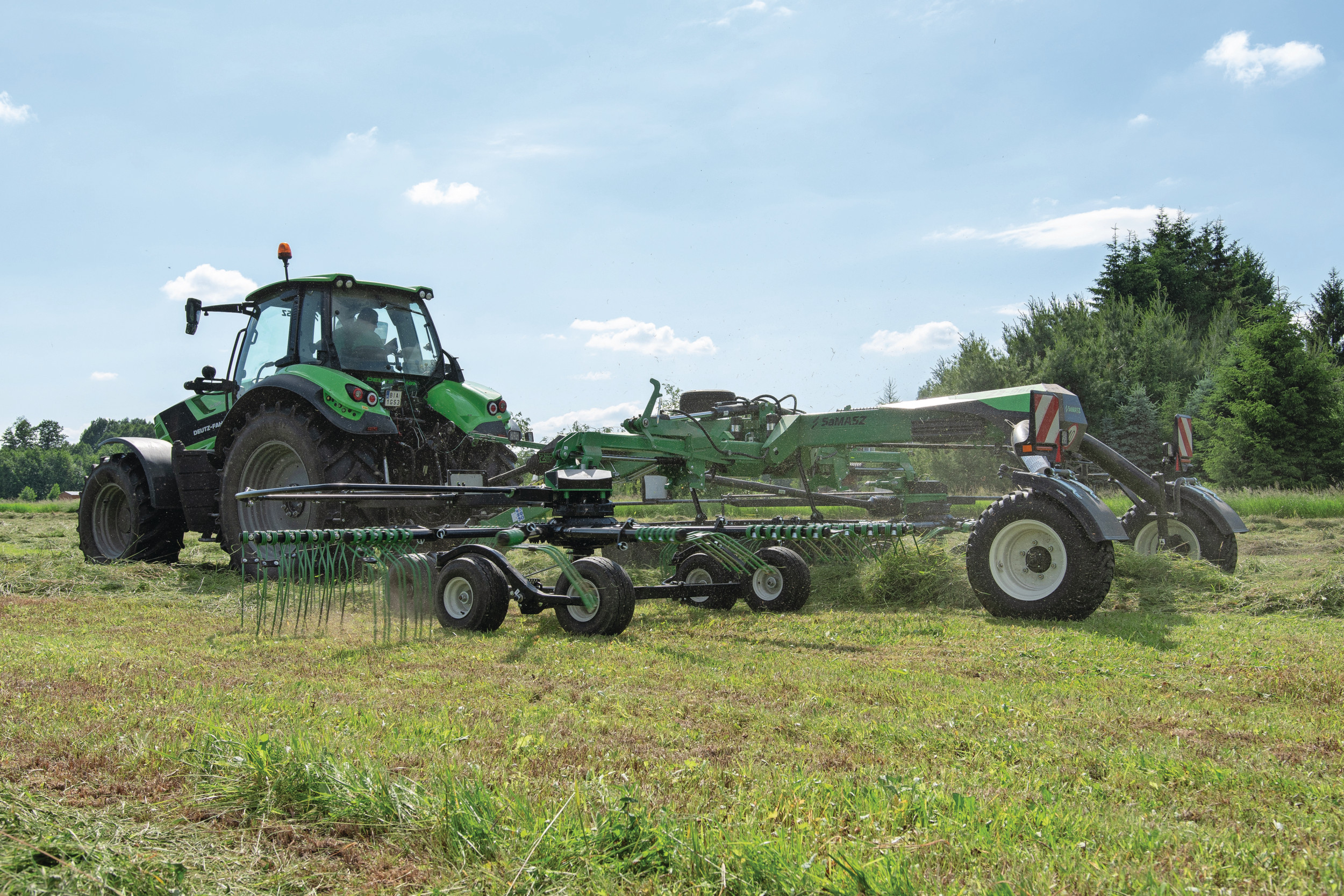 De Z2-960 dubbele hark van de Poolse machinefabrikant Samasz harkt 9,6 meter bij elkaar. Ter gelegenheid van het 40-jarige jubileum is de kleurstelling van wit-groen aangepast naar zwart-groen. Een impressie.