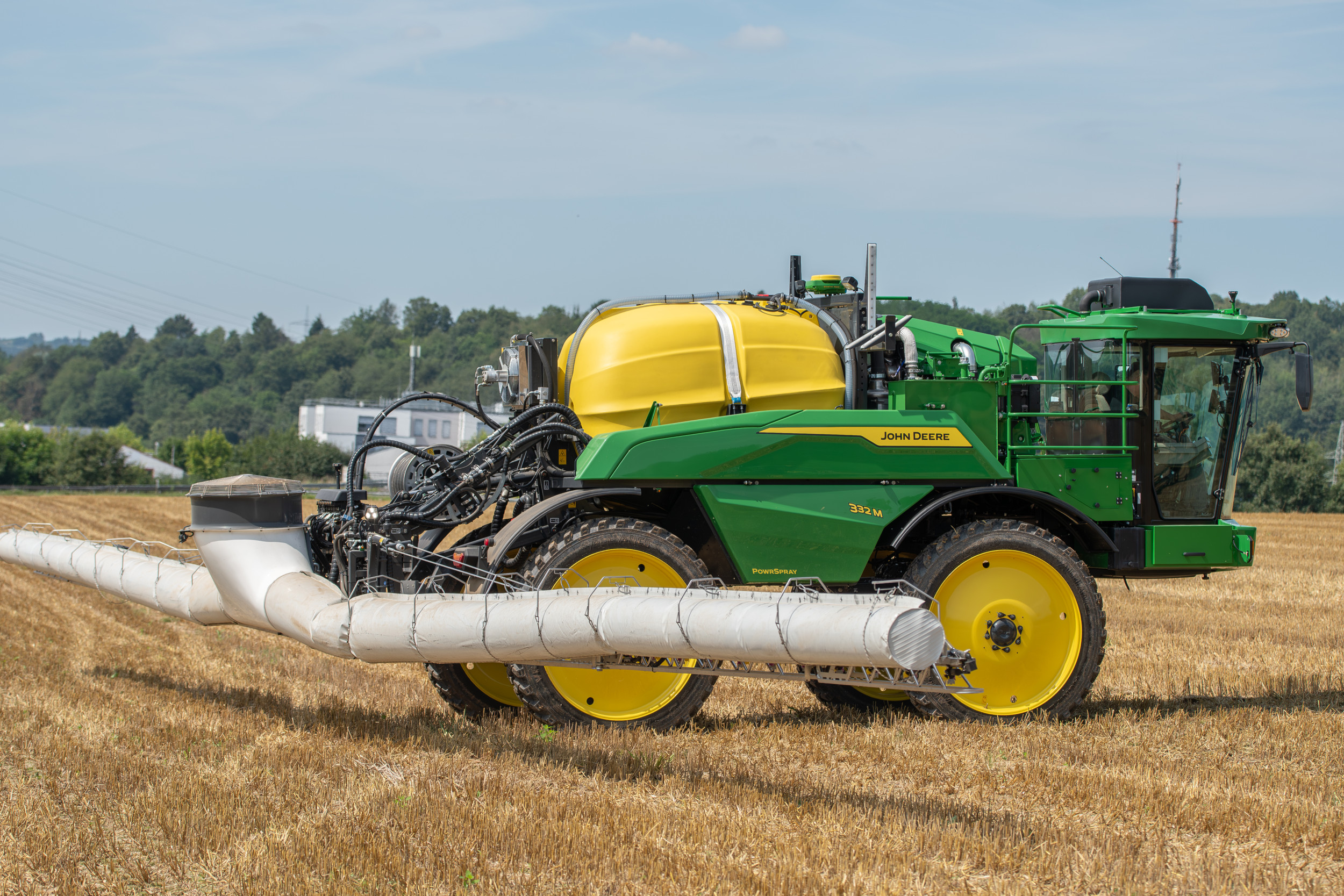 De Mazotti-veldspuit 332M met 3.200 litertank van John Deere. De fabrikant levert naast de 332M ook de 340M met een 4.000 litertank. Distributie van de zelfrijdende veldspuiten start voorlopig buiten Nederland. – Foto’s: Jacco van Erkelens