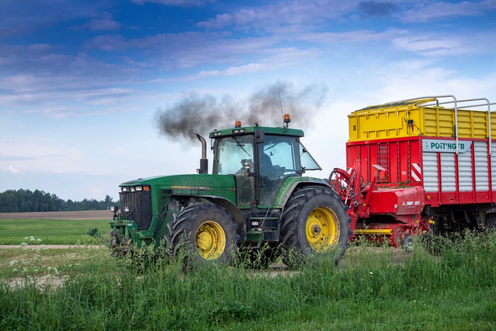 Van Herk ziet de John Deere 8100 als een trouwe trekker. Tien jaar terug ging één keer de transmissie kapot. Verder kent de trekker geen grote problemen. Ja, de stuurverstelling, daar moet eens naar worden gekeken. De 8100 wordt regelmatig gebruikt, de teller staat op 17.000 uur.