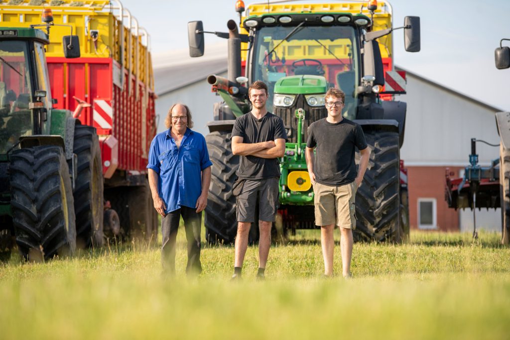 Wil van Herk (60) komt oorspronkelijk uit Hulsel (N.-Br.). Hij boerde in Denemarken en kwam in 2005 naar Letland, waar hij een melkveehouderij opzette. Van Herk melkt 400 koeien in een 24-stands carroussel. Hij heeft 700 ha in gebruik, waarvan 160 ha wintertarwe, 115 ha zomergerst, gras (142 ha), luzerne (77 ha), mais (180 ha), een mix van erwten en gerst (35 ha) en 20 hectare ligt braak. Zonen Matiss en Valter (21 en 18) zitten in het bedrijf. Van Herk heeft nog een oudere zoon Willem, die een akkerbouwbedrijf is gestart 140 kilometer oostelijk. Zijn dochter volgt een artsenopleiding.