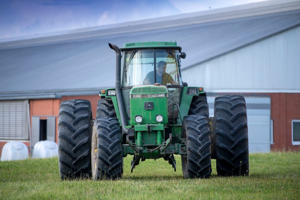 Deze 4755 heeft 23.000 uur op de klok. De trekker heeft ‘op het oog’ 50 pk meer dan origineel. Dit voorjaar is de machine nog gebruikt om maisland klaar te leggen met een woel-kopegcombinatie.