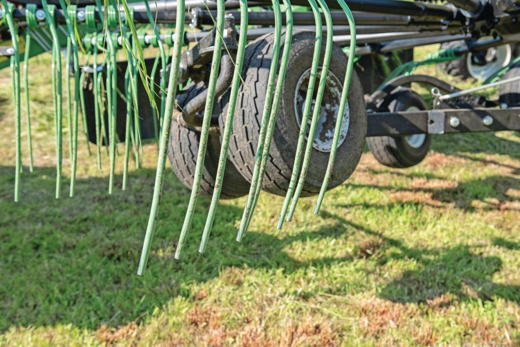 De tanden hebben een kromming aan de onderkant, waarmee het gras min of meer opgeschept wordt. Hiermee sleep je minder over de stoppel heen en verminder je versmering. De tanden zijn nog niet definitief: Samasz test nog drie verschillende tanden. Ook de hoge tastwielen zijn niet definitief, en worden waarschijnlijk vervangen door een maat lager en breder.