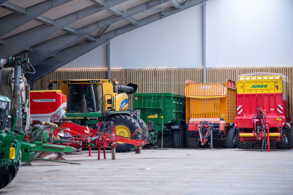 Machineopslag genoeg: de grote machines vallen in het niet in de giga-schuur. Links in de hoek staat de recente New Holland CX8.70.