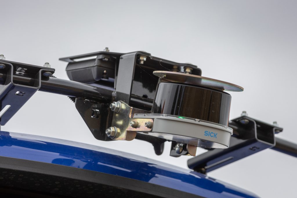 De New Holland LiDAR-sensor op het cabinedak van een trekker. De sensor maakt het mede mogelijk om volautomatisch rijsnelheid en besturing van de trekker mogelijk te maken.