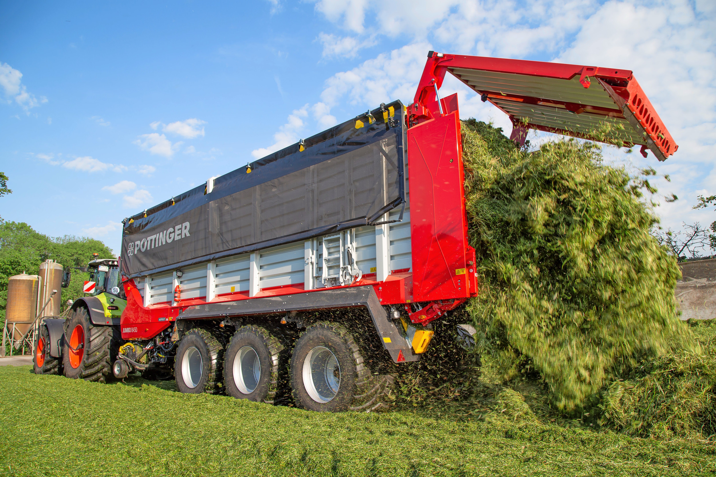 Duport in Dedemsvaart (Ov.) was jarenlang importeur van Pöttinger-machines, zoals deze Jumbo-opraapwagen. Duport en Pöttinger beëindigen de samenwerking dit najaar. – Foto: Tobias Bensing