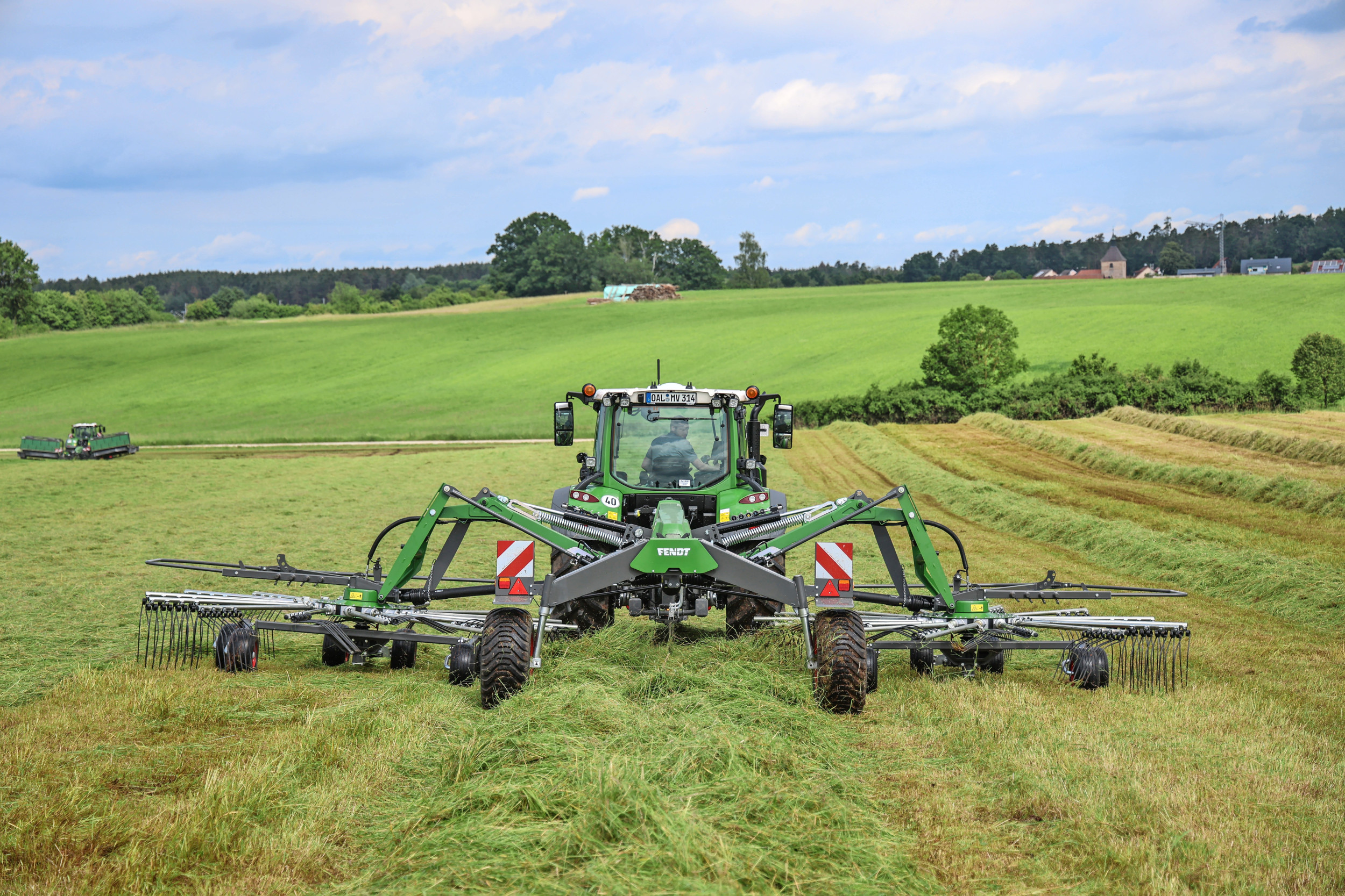 De Former 920C met een harkbreedte van 8 tot maximaal 9,20 meter is een interessant nieuw type dubbele hark in Nederland. Want Fendt had niet eerder een volwaardige 9 meter hark in het assortiment. Bovendien is de 920C een interessant model in de nieuwe C-serie, omdat je bij deze machine vrij kunt kiezen tussen standaard of de duurdere Pro met Isobus. – Foto’s: Matthijs Verhagen