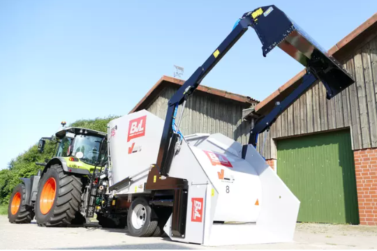 De Duitse machinefabrikant BvL viert het 25-jarig jubileum van zijn zelfladende voermengwagens met een gelimiteerde speciale editie van een zilvergrijze V-MIX Fill Plus Pro-voermengwagen. – Foto: BvL