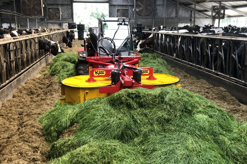 Kemp Machines levert zijn Vers Gras Verdeler (VGV) met één of twee verticale trommels. Kenmerkend aan deze trommels zijn de grote meenemers. – Foto’s: Kemp Machines