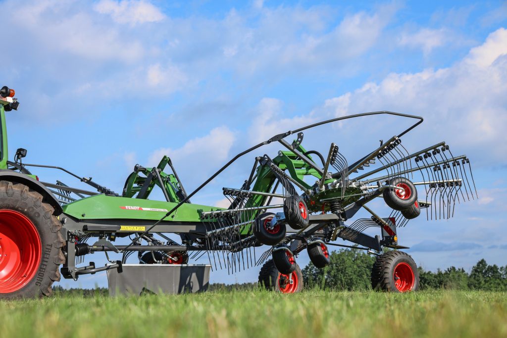 Met de nieuwe Former C-serie van dubbele harken met middenafleg, trekt Fendt veel techniek van zijn vierrotorharken door naar deze kleinere modellen tot 10 meter werkbreedte. De vernieuwde ophanging in combinatie met een zeswielig onderstel maakt een stabiele indruk bij in- en uitheffen.