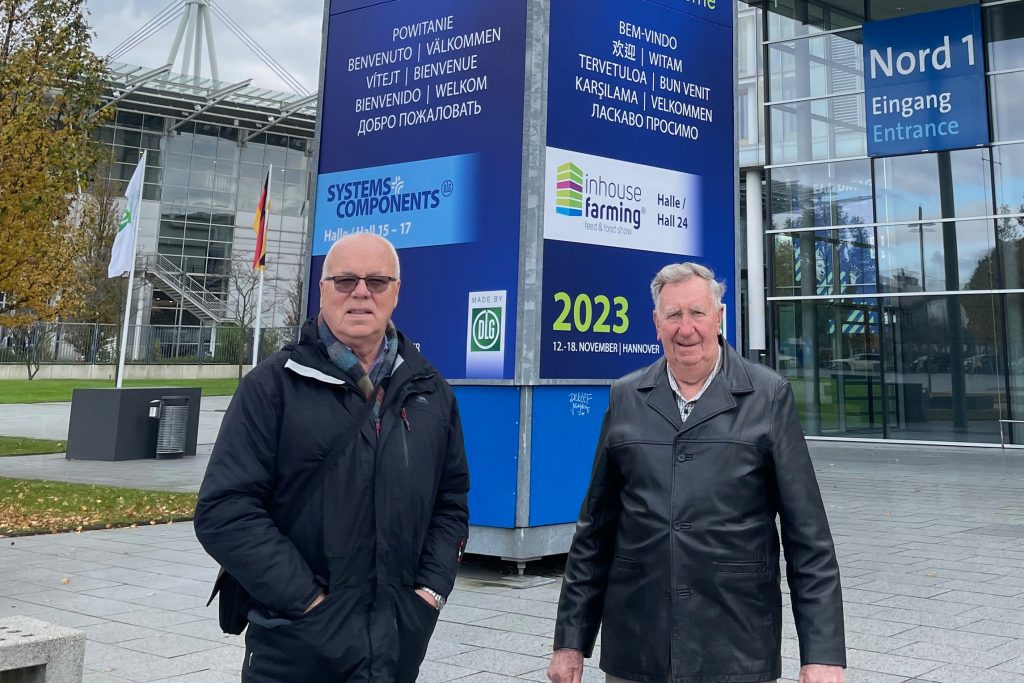 De Australiërs Terry Krieg (links) en Malcolm Lucas (rechts) hebben tijdens vakbeurs Agritechnica 2023 in Hannover (D.) hun ideeën over de elektrische maaidorser gepresenteerd. Ze zijn inmiddels in gesprek met verschillende machinefabrikanten. – Foto: Future Farming