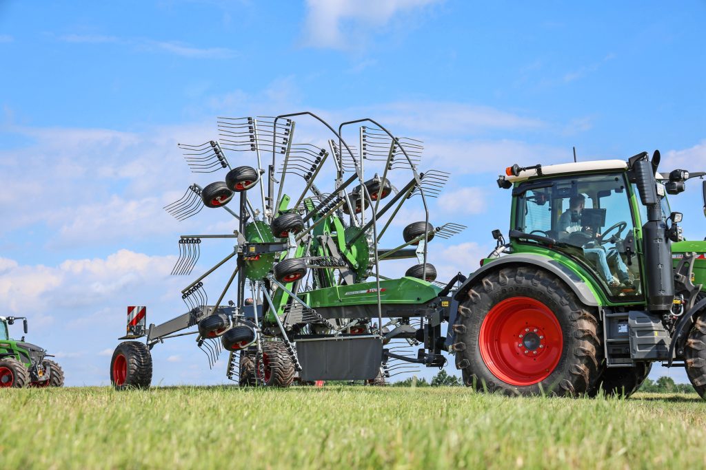 De 9 meter brede Fendt Former 920C blijft onder de 4 meter transporthoogte zonder tandarmen af te nemen. Het topmodel is iets hoger en enkel in de Pro-uitvoering te koop.