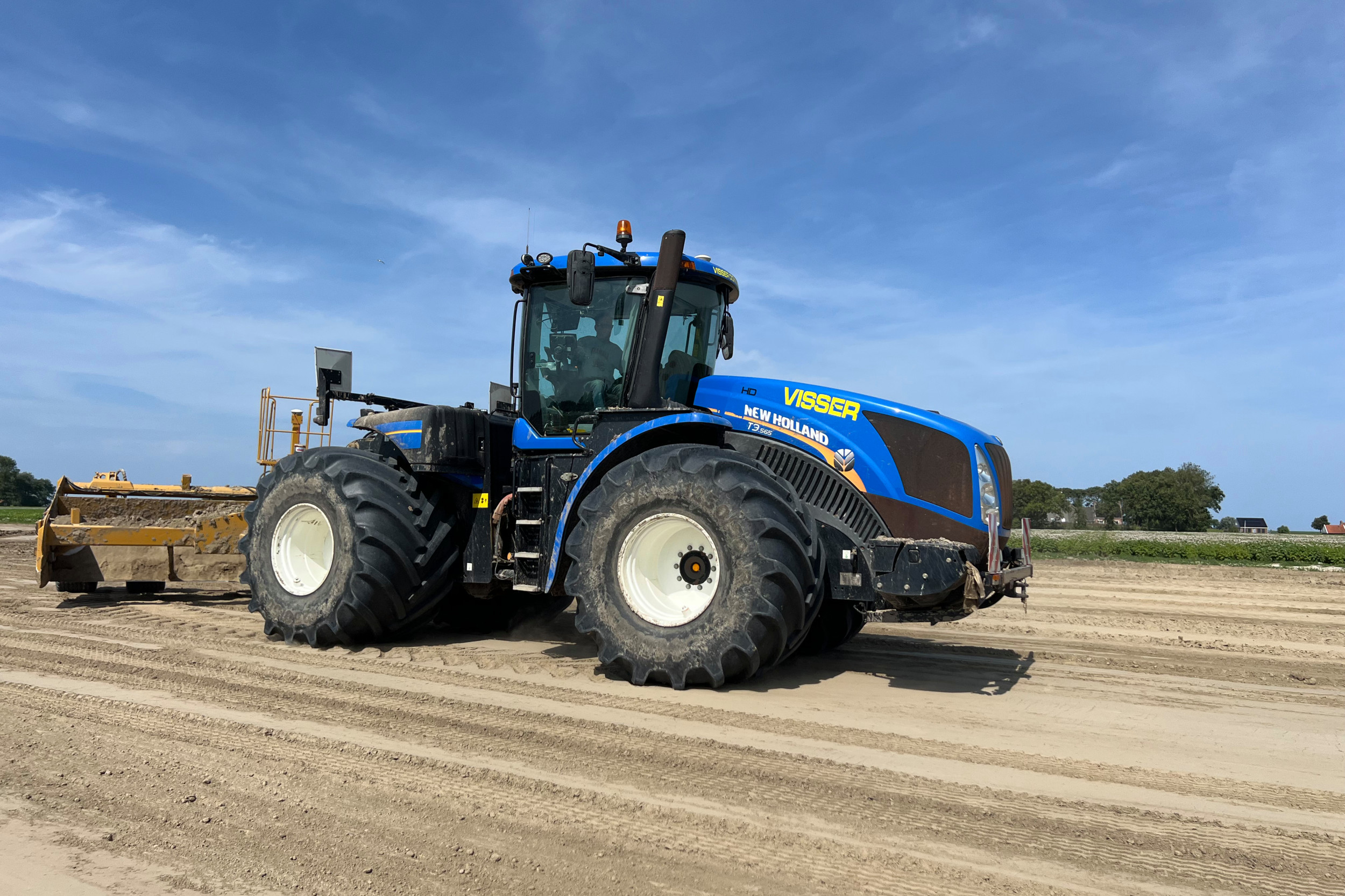 New Holland T9.565 met gps-gestuurde kilverbak. – Still uit video