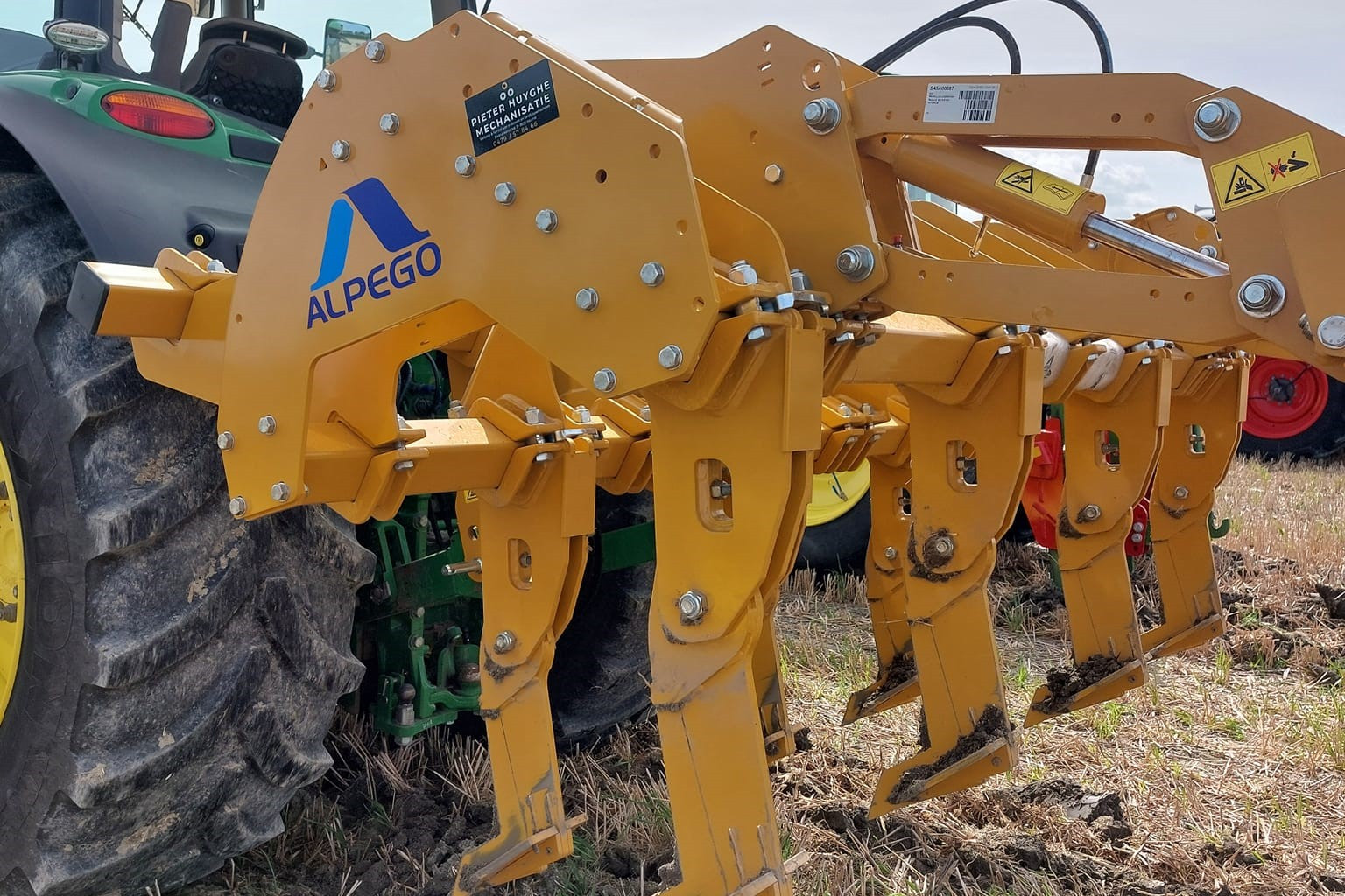 Cultivator Alpego Craker met een rechte woelpoot. De rechte woelpoot breekt de diepere lagen in de bodem. Volgens de Italiaanse fabrikant verbetert hierdoor de waterdoorlatendheid van de grond. – Foto’s: Alpego