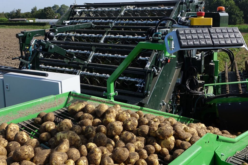 Net voor de egelbandmodule kies je voor een zachte berubberde zeefmat of voor extra reiniging via een crossrollermodule. De val van de graafmat naar de zeefmat wordt tot een minimum beperkt, doordat de loof- en zeefmatten dicht tegen elkaar aan lopen.