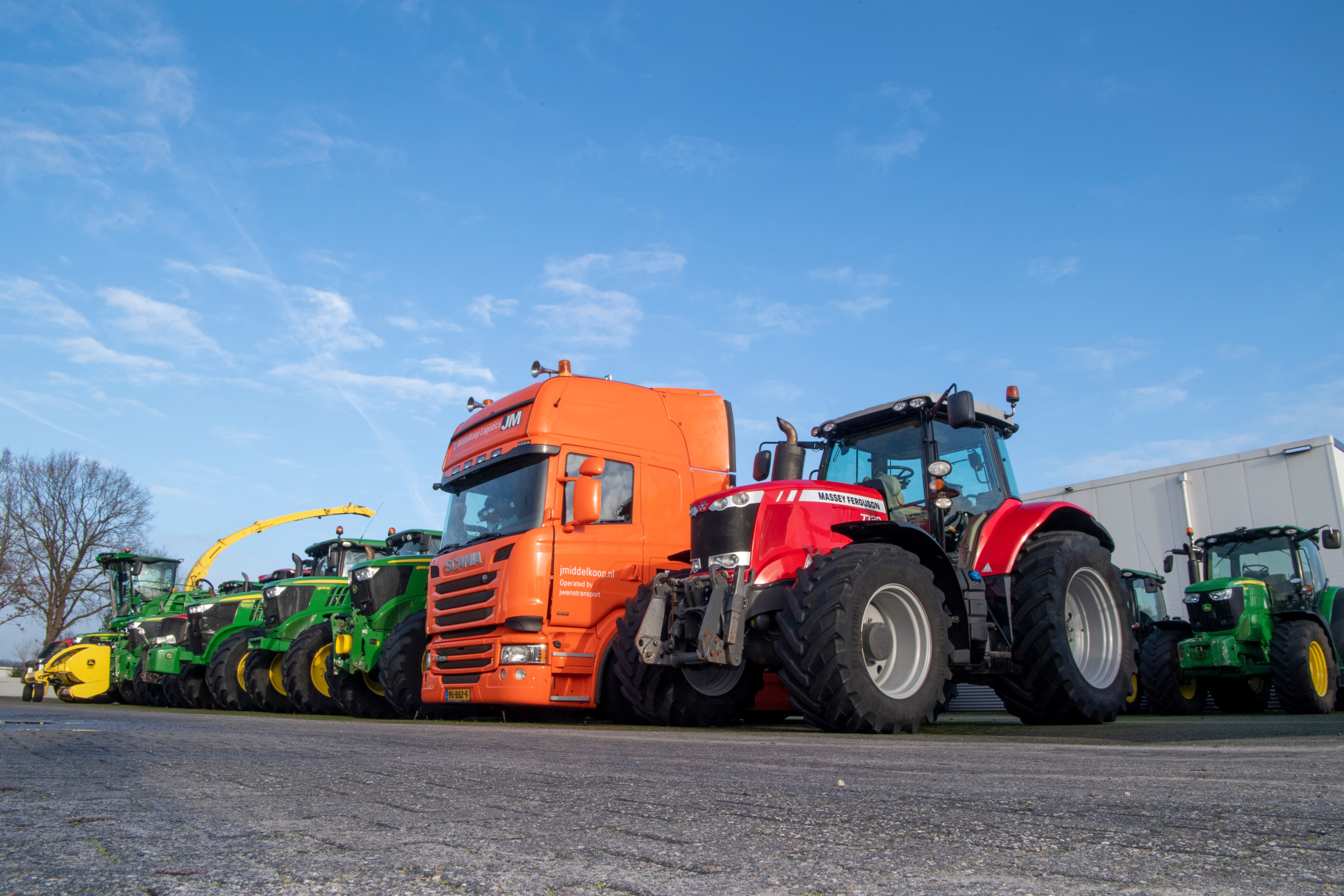 “Het kon niet op in de topjaren 2022 en 2023. Levertijden en nieuwprijzen van landbouwmachines en trekkers liepen enorm op. De vraag was niet bij te benen. En nu kantelt de trekkermarkt. Of eigenlijk beter: we gaan weer naar een normaal niveau”, blogt TREKKER-hoofdredacteur Bas van Hattum. - Foto: Frank Uijlenbroek