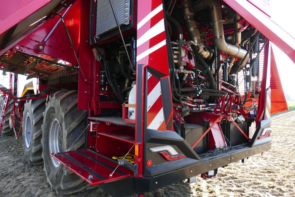 Het motorcompartiment van de vernieuwde Rexor 6300 is ruim een halve meter ingekort. Daardoor is de machine nu net geen 15 meter lang en zodoende gemakkelijker op kenteken te zetten.