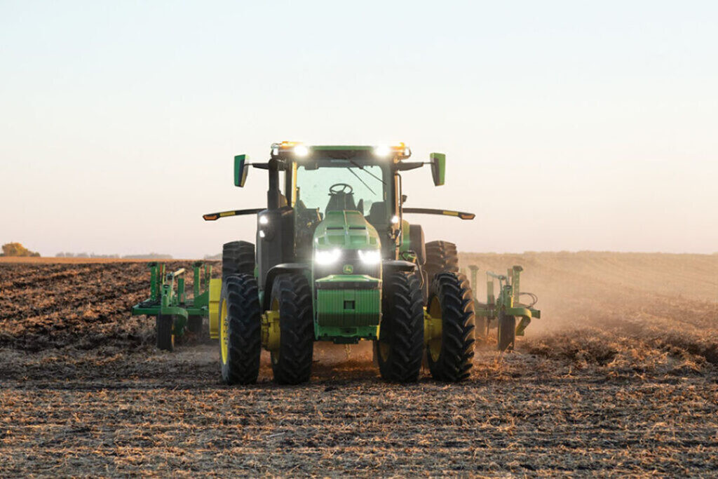 Hoewel volledig autonome trekkers enorm worden gehypet, zit de grootste winst voor boeren op dit moment in automatisering. - Foto: John Deere