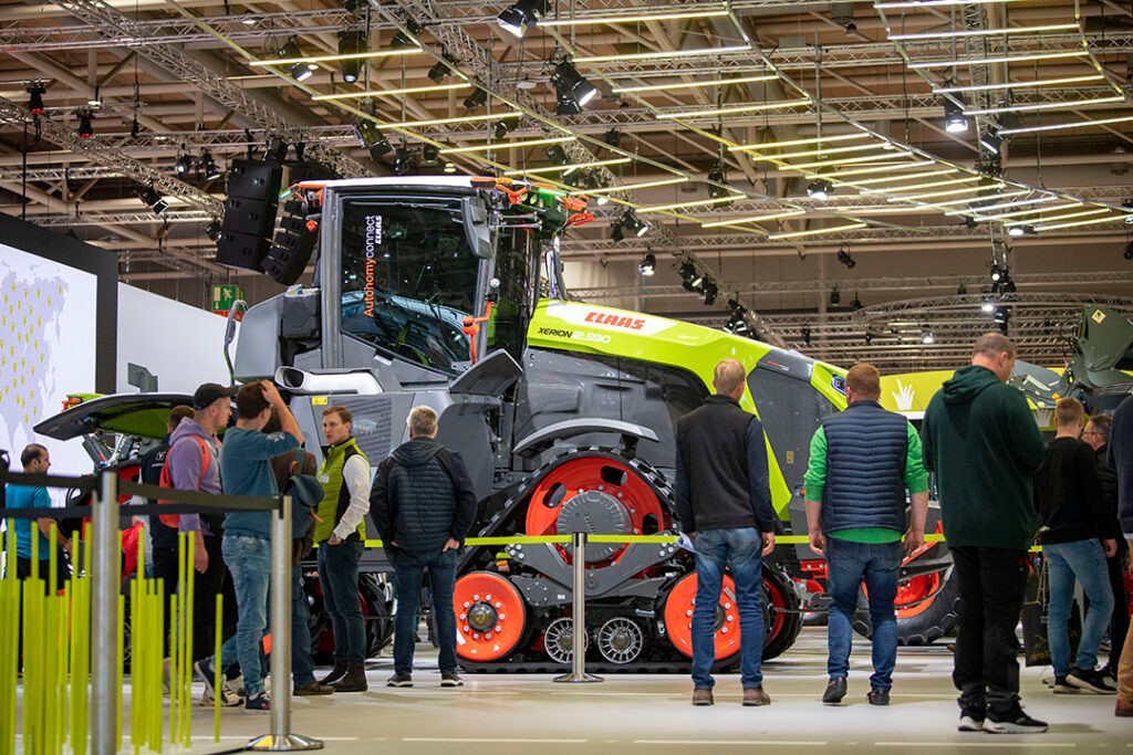 De Duitse machinefabrikant Claas verraste bezoekers op vakbeurs Agritechnica 2023 met een prototype autonome Xerion-rupstrekker: de Xerion 12.590 TerraTrac. - Foto: Mark Pasveer