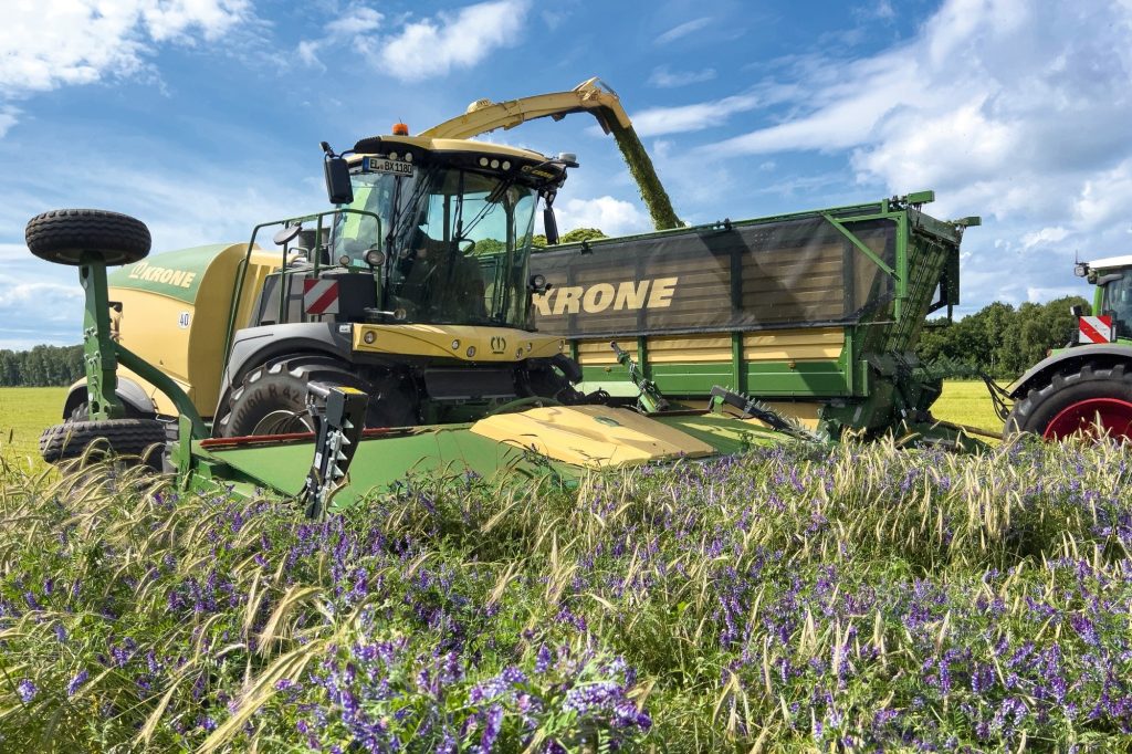 Het Krone XDisc 710-maaibord is uitgerust met messen aan de zijkant. Vanuit de cabine van de hakselaar kan de chauffeur deze afzonderlijk van elkaar bedienen.