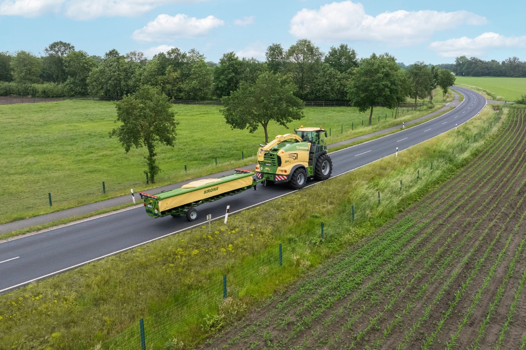 Voor transport over de weg is het Krone XDisc 710-maaibord uitgerust met een geïntegreerd transportonderstel. Dit is als optie verkrijgbaar voor Big X-hakselaars. Hiermee is een transportkarretje om het maaibord te vervoeren verleden tijd. – Foto’s: Krone