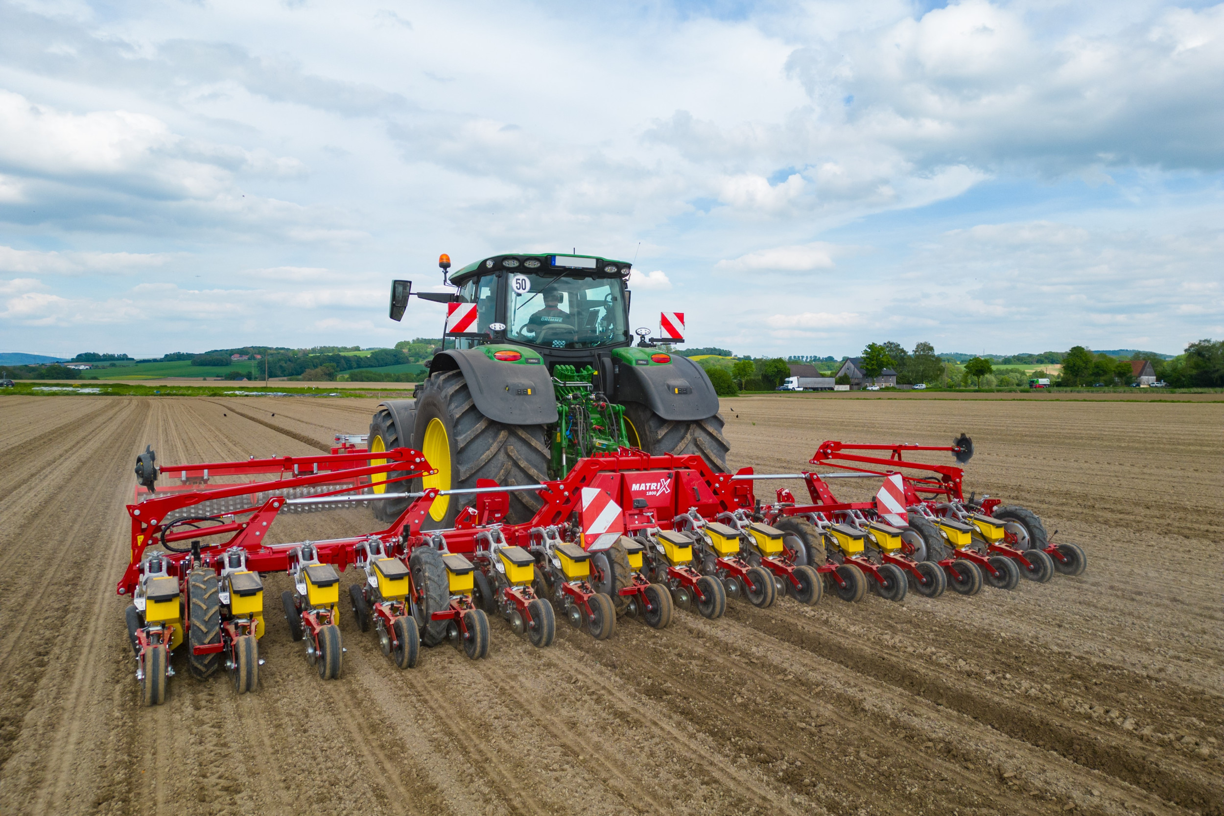 Het elektrisch aangedreven zaaielement van de Matrix-precisiezaaimachine is ongewijzigd, maar het frame en andere constructiedelen heeft Grimme flink veranderd. Dat geldt ook voor de zaadbakken. – Foto’s: Martin Smits