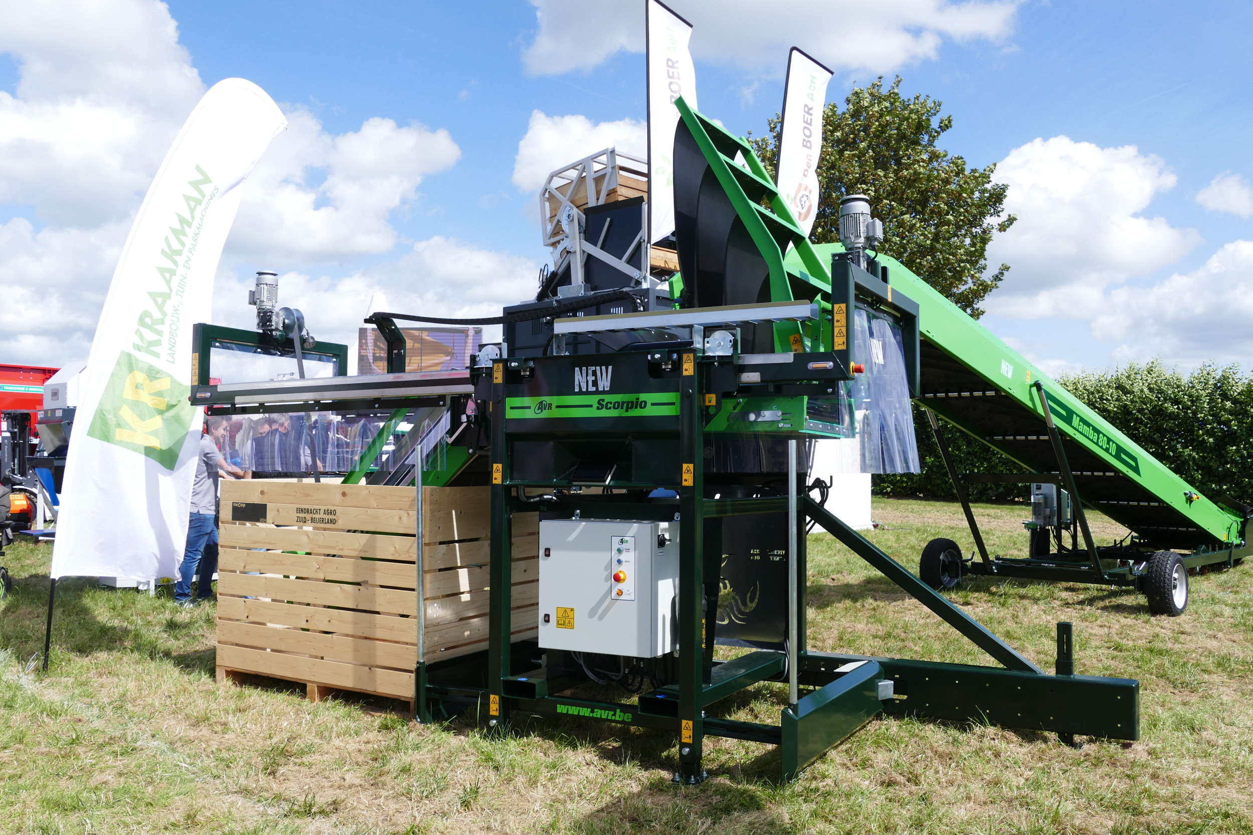 Machinefabrikant AVR introduceerde de nieuwe Scorpio-kistenvuller met Mamba-transportband op de Aardappeldemodag, 21 augustus in Westmaas (Z.-H.). De Mamba is samen met de Scorpio-kistenvuller te koppelen aan AVR Line Control-software. – Foto’s: Martin Smits