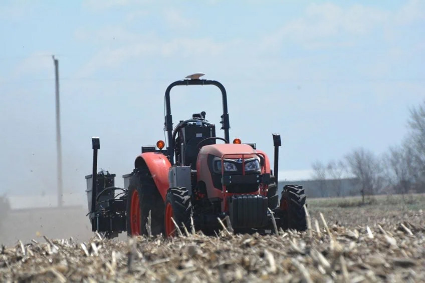 Autonome onbemande Kubota-trekkers, uitgerust met een autonomiekit van Sabanto, bezig met zaaien in het Amerikaanse Midwesten.