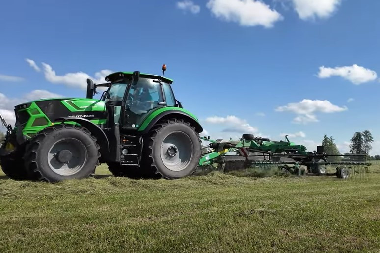 Machinedemo van dubbele hark Samasz Z2-960. – Still uit video