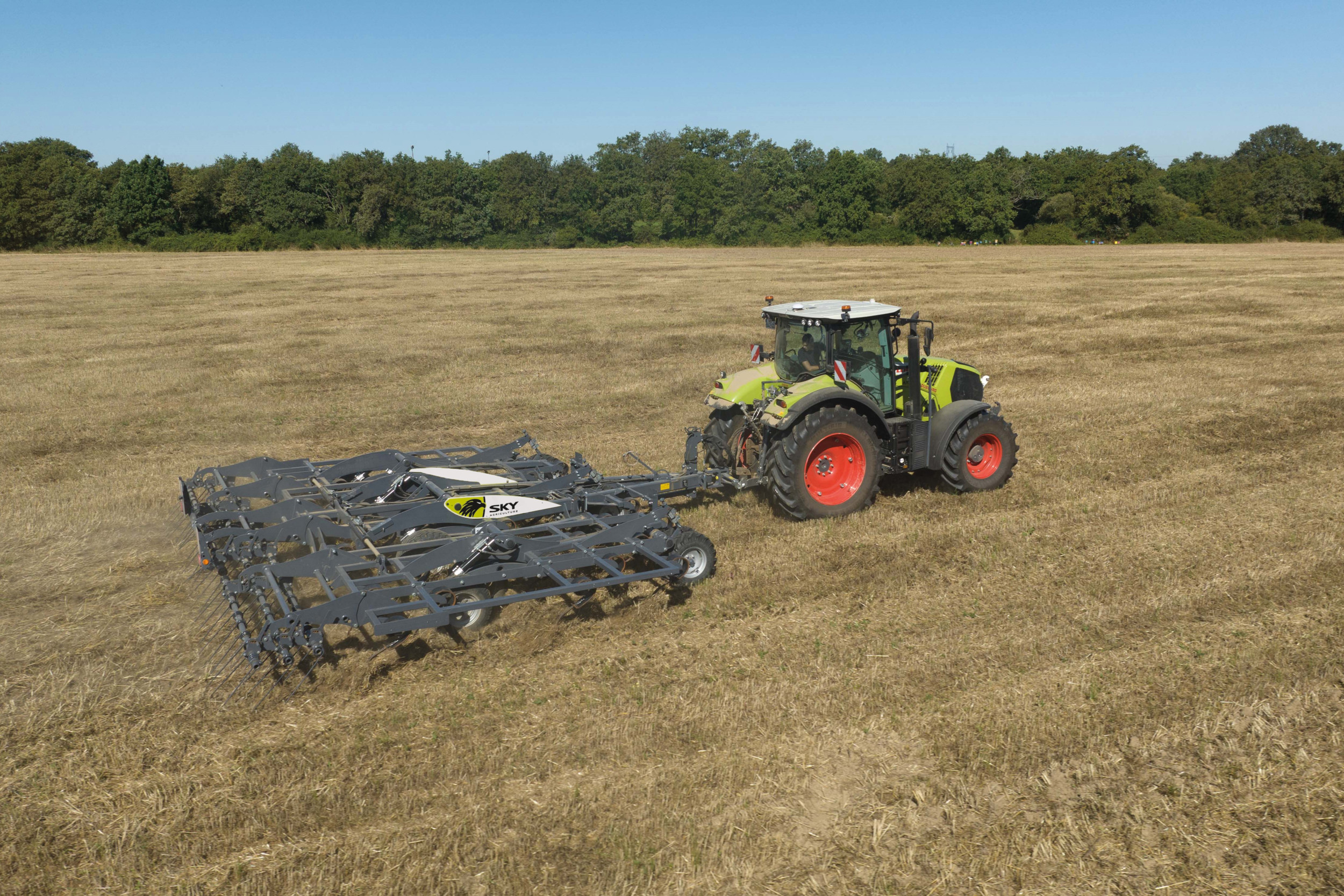 De Sky Methys PCS-cultivator snijdt onkruid los en verkleint groenbemester. Het organisch materiaal verteert vervolgens in de toplaag. De gedragen cultivator is leverbaar in werkbreedtes van 3, 4 en 6 meter. – Foto’s: Sky