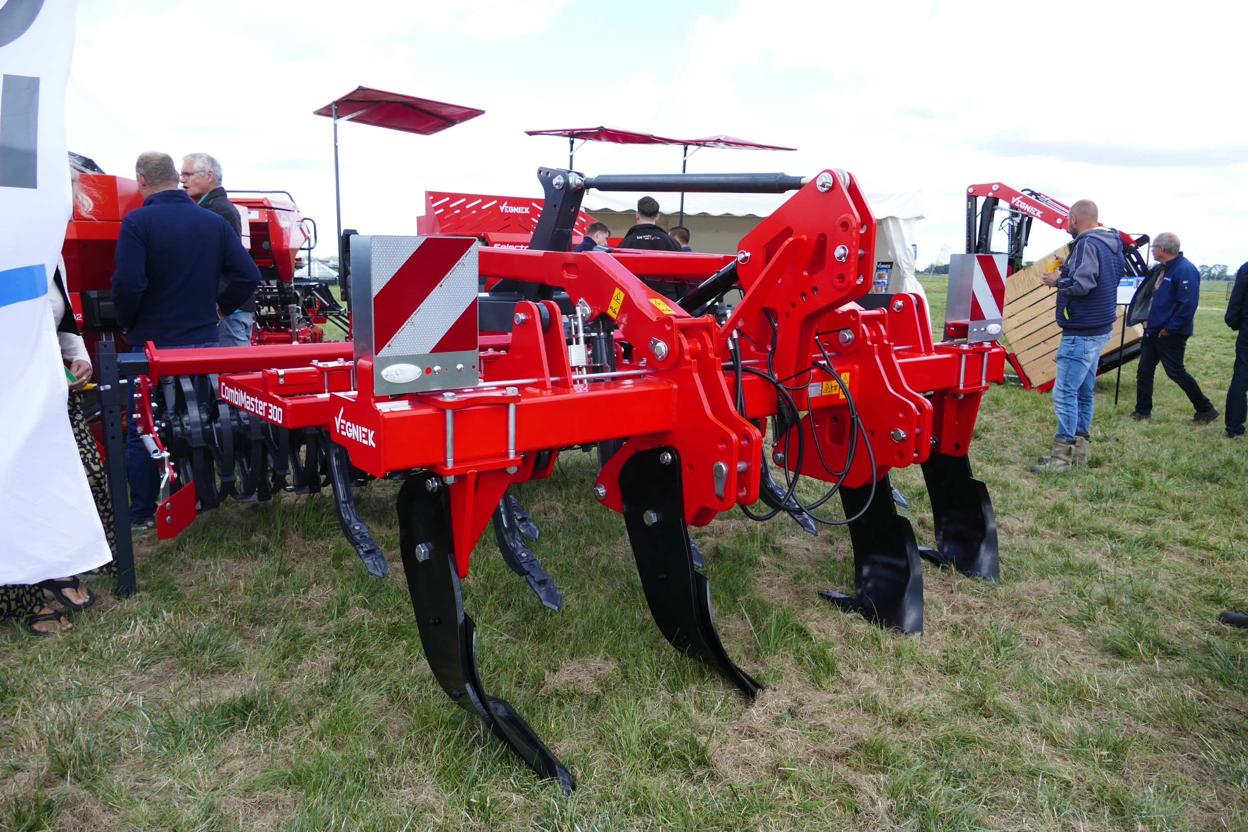 Vegniek heeft de CombiMaster, een combinatie van woeler en cultivator, onlangs vernieuwd. Op de foto staat de CombiMaster 300 met de zogenoemde Dent Michel-tanden, maar er zijn ook andere tanden leverbaar. – Foto: Vegniek