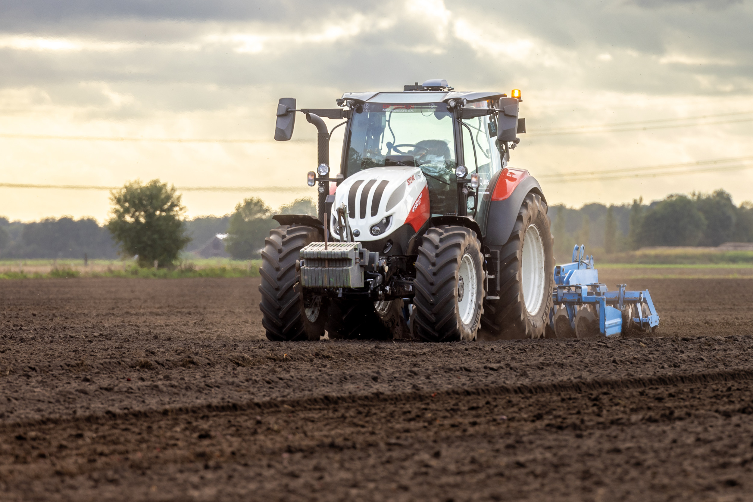 Uit experimenten met een gangbare trekker uitgerust met een autonoom systeem, blijkt dat boeren 'een onbemande autonome trekker vooral interessant vinden voor grondbewerking'. - Foto: Koos Groenewold